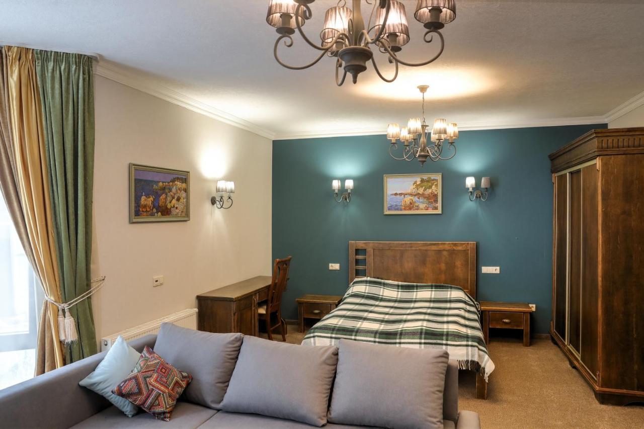 Iris Hotel Bukovel Bagian luar foto